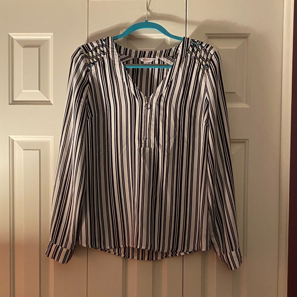 Size Large(Juniors)Candie’s Black and White Striped Blouse with Shoulder Cutouts